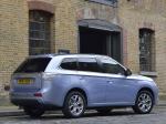 Mitsubishi Outlander PHEV 2014 года (UK)